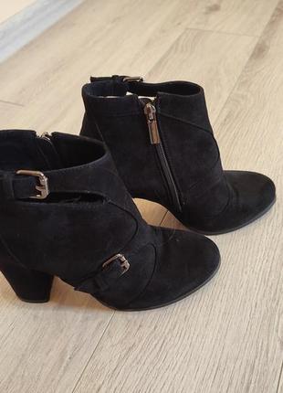 Замшеві ботінки на каблуку