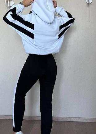 Костюм спортивный женский белый в черную полоску на флисе оверсайз худи с капишоном черные брюки на высокой посаде стильный теплый качественный2 фото