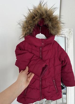 Утепленная стеганая куртка с мехом. стильная яркая куртка демисезона. качественная вишневая удлиненная стеганая куртка
