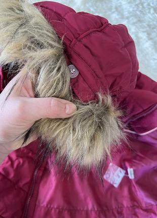 Утепленная стеганая куртка с мехом. стильная яркая куртка демисезона. качественная вишневая удлиненная стеганая куртка10 фото