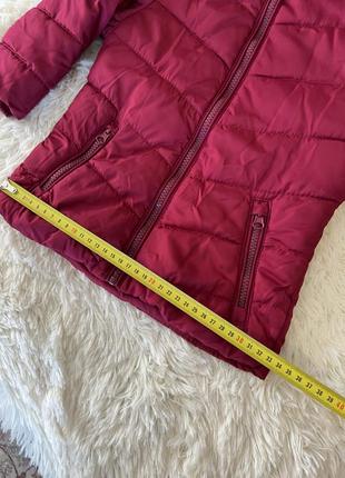 Утепленная стеганая куртка с мехом. стильная яркая куртка демисезона. качественная вишневая удлиненная стео3 фото