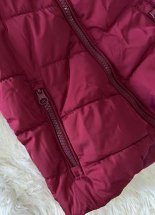 Утепленная стеганая куртка с мехом. стильная яркая куртка демисезона. качественная вишневая удлиненная стео5 фото