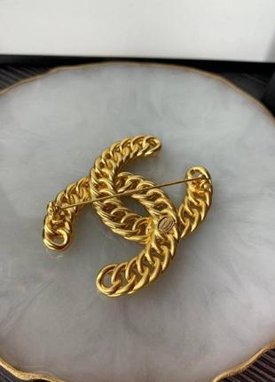 Брендовая брошка в золотом цвете