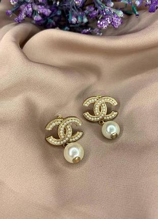 Брендовые серьги гвоздик с логотипом позолота жемчуг цирконий