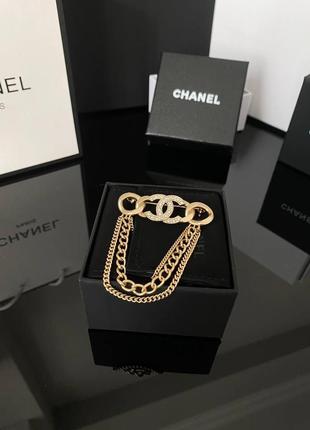 Брендовая брошь