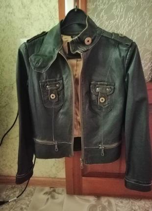 Курточка шкіра.