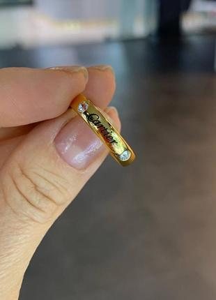 Кольцо в стиле картье с гравировкой и цирконием, позолота. люкс качество