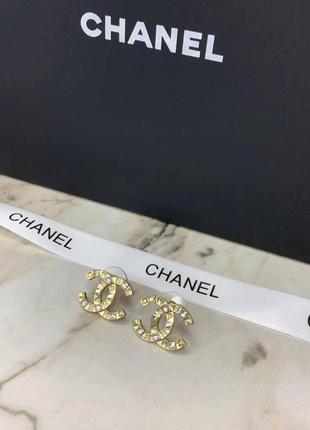 Акуратні брендові елегантні гвоздики сережки з гравіюванням і камінням, lekc якість!2 фото