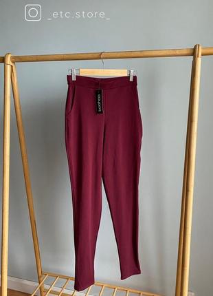 Отличные леггинсы с кармашками от boohoo красивого цвета бургунди.