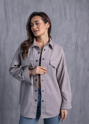 Демисезонная свободная женская рубашка - оверсайз с карманами 42-481 фото