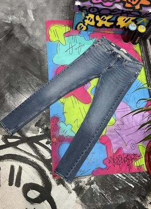 Зауженные стрейч джинсы с фабричными потертостями spray on skinny1 фото
