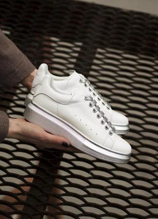 Женские кроссовки alexander mcqueen low white silver / smb4 фото