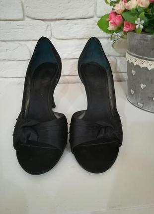 Атласные черные туфли с открытым носочком,р.371 фото