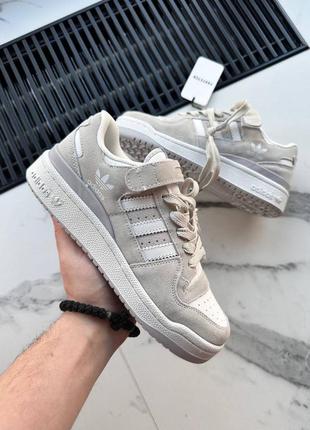 Замечательные женские кроссовки adidas forum low white grey suede светло-серые с белым