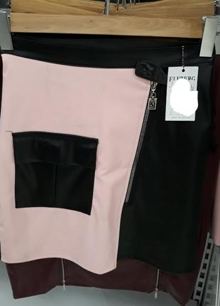 Кожаная короткая черная с розовым юбка3 фото