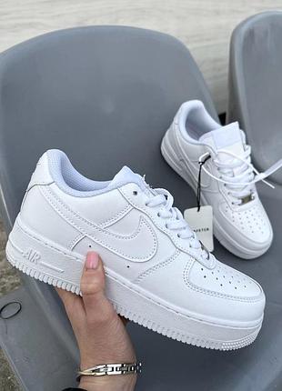 Трендові жіночі кросівки nike air force 1 white білі