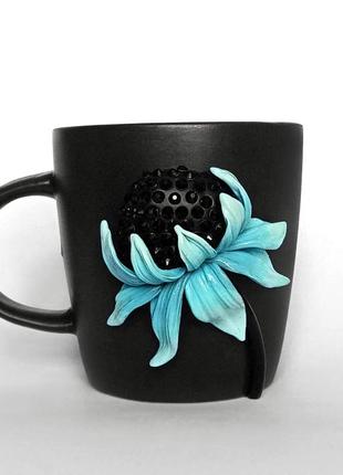 Чашка з декором із полімерної глини. блакитна та жовта квітка