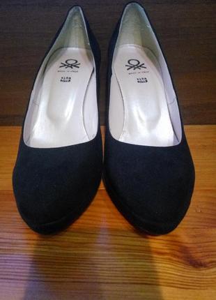 Vera pelle . классические черные туфли под замшу на высоком каблуке .3 фото