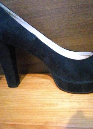 Vera pelle . классические черные туфли под замшу на высоком каблуке .5 фото