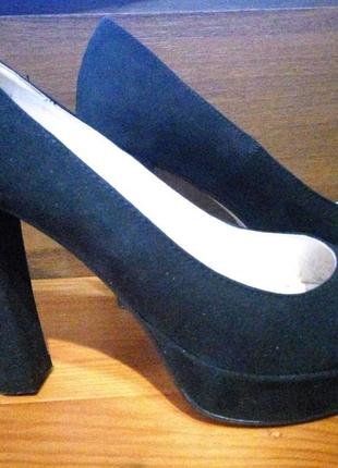 Vera pelle . классические черные туфли под замшу на высоком каблуке .6 фото