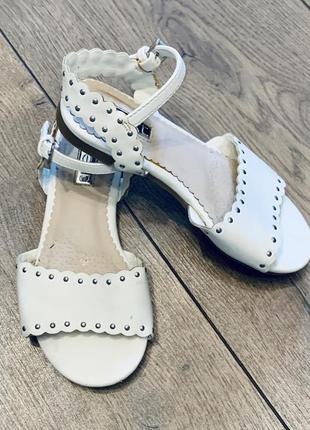 Босоножки сандалики с заклёпками нарядные белые next (англия)1 фото