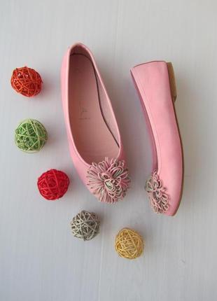 Нежно розовые кожаные туфельки с оригинальным бантом-бахрамой