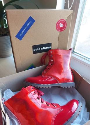 Эффектные красные деми ботинки от evie shoes.