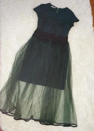 Платье темно зеленого цвета с фатином
