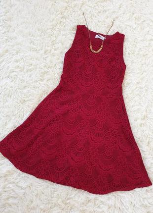 Платье красного цвета