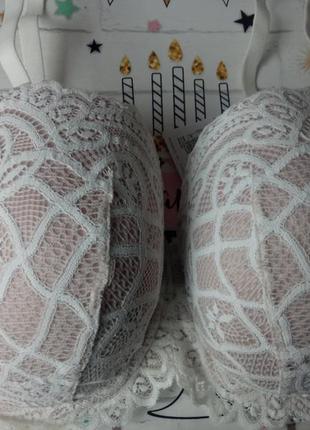 Молочно бежевый кружевной бюстгальтер фирмы marks and spencer размер 38dd 85e