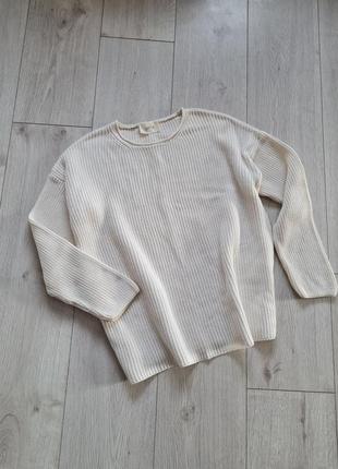 Вязаный белый свитер