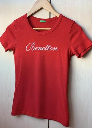 Футболка в яскравому червоному кольорі від бренду benetton
