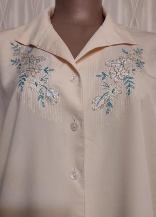 Женская блузка с вышивкой.