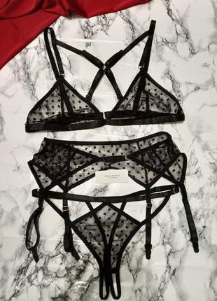 Эффектный бюстгальтер пояс и стринги с разрезом