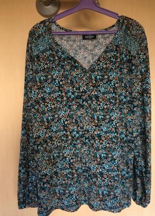 Трикотажная блузка в цветочный принт