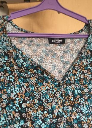 Трикотажная блузка в цветочный принт2 фото