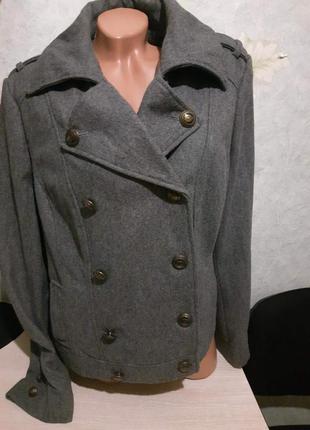 Укорочене жіноче шерстяне пальто.1 фото