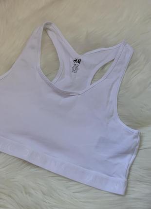 Белоснежный спортивный топ от бренда hm