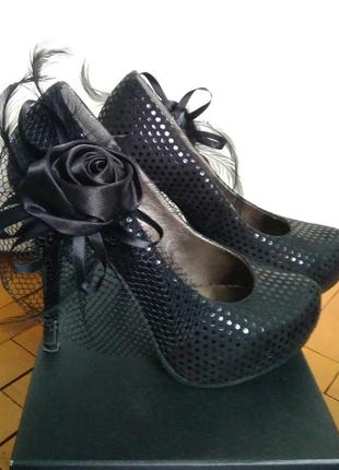 Скидка! елегантные туфли на выпуск с перьями черные с атласными цветами