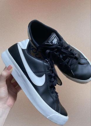 Оригінальні шкіряні кросівки nike court