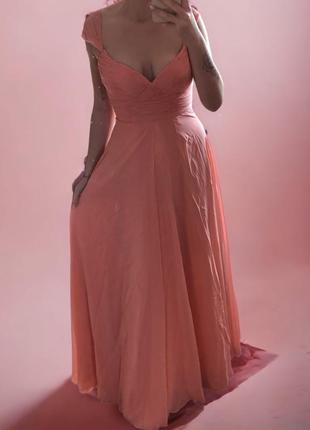 Платье персикового цвета в комплекте с туфлями