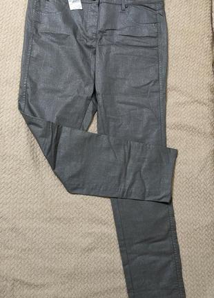 Новые джинсы с биркой