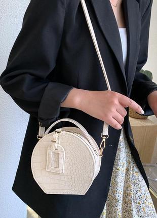 Женская сумочка на плечевом ремне с ручкой белая из экокожи стильная сумка через плечо из кожзаменителя8 фото