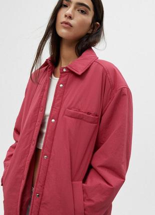 Малинова куртка сорочка pull&bear