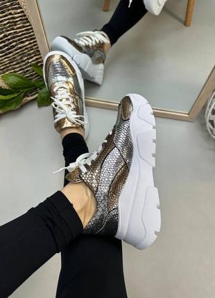 Кросівки жіночі