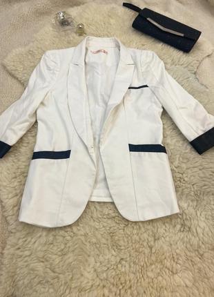 Белый пиджак со вставками из кожи