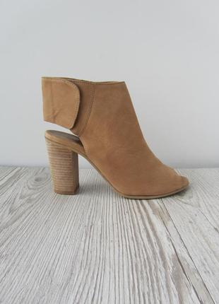 Босоніжки з нубука на великому підборах і ліпленні