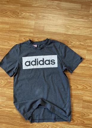 Сіра футболка adidas