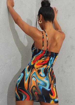 Платье бодикон с асимметричными бретелями с абстрактным принтом prettylittlething5 фото