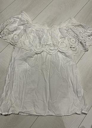 Біла жіноча блузка